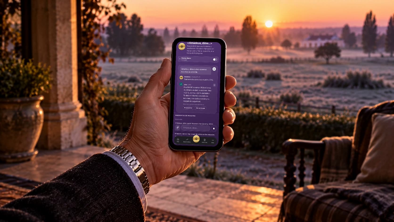 Una mano sostiene un iPhone con las preguntas de muestra de Amadeus, en una galería de campo al amanecer